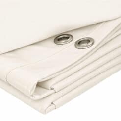 Detailfoto van een wit PVC afdekzeil met verstevigde zoom en metalen bevestigingsringen. Deze ringen zorgen voor een sterke en veilige bevestiging bij intensief en langdurig buitengebruik.